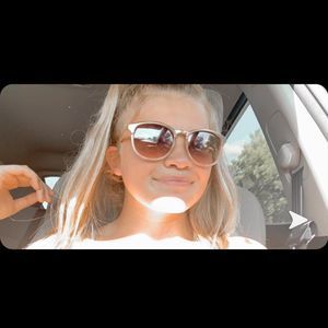 Meet your Posher, Adrianna